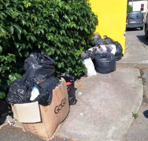 Sacchi di rifiuti abbandonati: «Inciviltà che ricade sulle bollette di tutti»