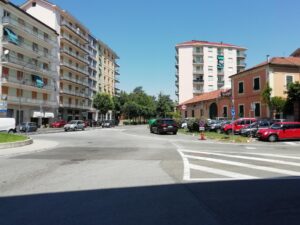 Marciapiede e nuova aiuola tra corso Martiri e via Cavour