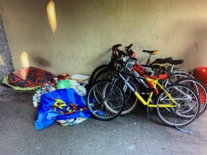 Riparo di fortuna e bici rubate: denunciato