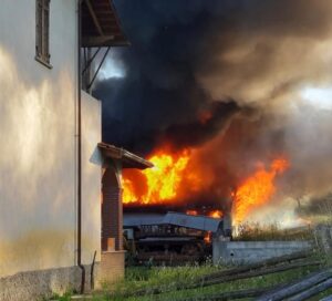 Bassignana, fiamme in un deposito di vecchi mezzi agricoli