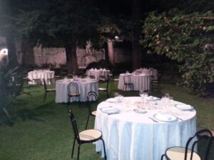 A tavola sotto la torre: il parco castello diventa un dehor