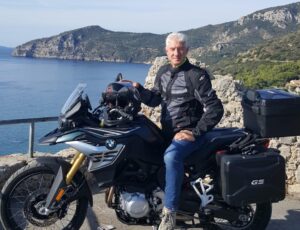 Motociclista trovato privo di vita dopo ore di ricerche