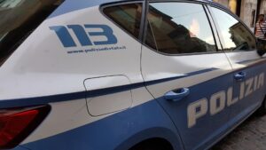 Ruba le  carte di credito e spende 1500 euro: denunciato dalla Polizia