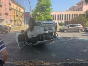 Auto ribaltata in corso Borsalino