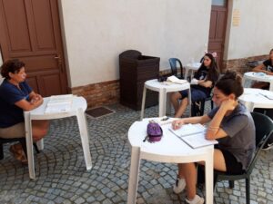 Una giovane platea al femminile per la letteratura nel dehors di Treville