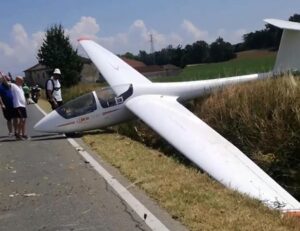 Aliante, atterraggio d’emergenza a bordo strada