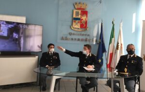 Scippo con abbraccio e proposta hard, due arresti