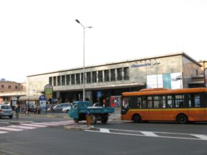Ruba da un auto parcheggiata in stazione ad Alessandria: denunciato