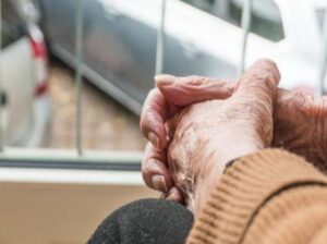 Niente visite? Spediamo una cartolina agli ospiti delle Rsa