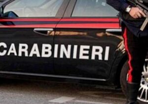 Calci e pugni all’arredamento del bar: nei guai un 27enne