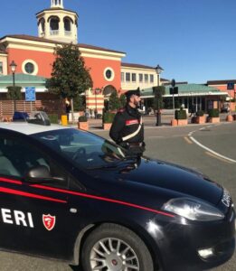 Rubano capi Moncler per 1.700 euro: nei guai tre algerini