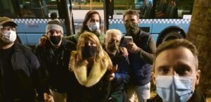 Festa sull’autobus: “E’ l’unico posto in cui si può stare in tanti”