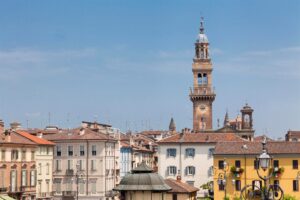 Torre Civica in giallo e poi in blu per endometriosi e autismo