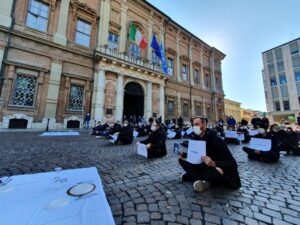 Seduti a terra e in silenzio: la protesta dei ristoratori