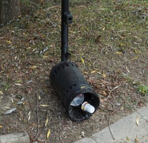 Pista ciclabile, il sindaco contro i vandali dei cestini