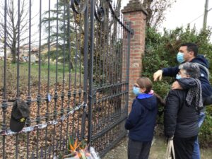 La mamma di Marco Triches per la prima volta davanti alle macerie che hanno ucciso il figlio