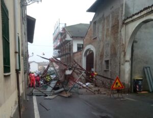 Crolla ponteggio in strada, feriti due muratori