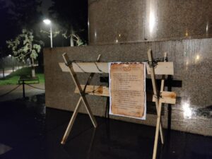 ‘Trincee’ davanti ai monumenti contro il lockdown