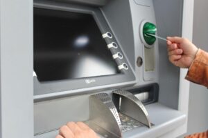 Pensa di ricevere denaro e invece lo versa al truffatore