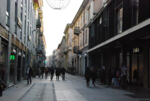 Da domani negozi e centri commerciali potranno aprire fino alle 22