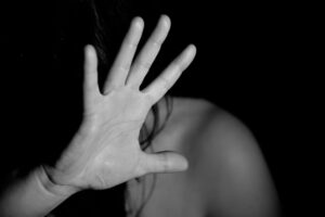 Si ubriaca e poi picchia la moglie: arrestato