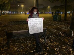 Una piazza blindata per pochi manifestanti. Ma resta alta l’attenzione