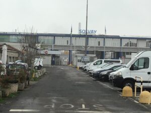 Solvay, fuga di acido cloridrico: un ferito, allarme durato almeno mezz’ora