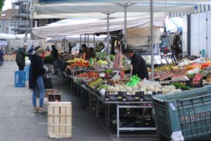 Da oggi i banchi anche in piazza Galluzzi