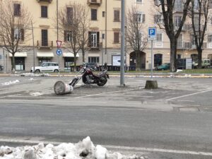 Auto contro moto in piazza Dante: ferito il centauro