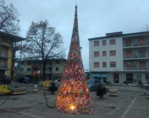 Nel nicese gli alberi di Natale si fanno all’uncinetto
