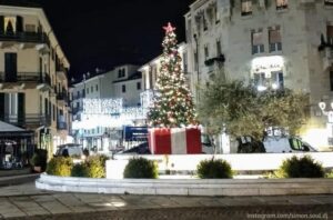 L’albero dei commercianti illumina piazza Italia