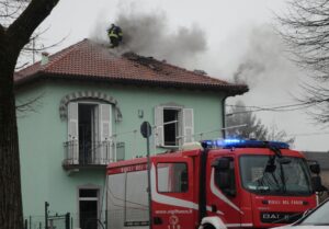A fuoco il tetto di una casa