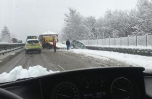 Auto fuori strada sulla statale verso la città