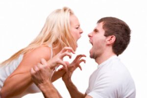 Evade dai domiciliari per andare ad insultare l’ex, anche lui ai domiciliari: arrestata