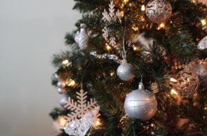 Alberi di Natale in paese e nelle frazioni: a decorarli ci pensano gli abitanti