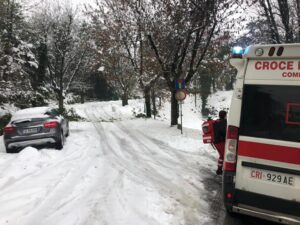 Soccorritori bloccati nella neve non si arrendono