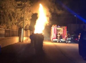 Cassonetti bruciati e macchine prese di mira