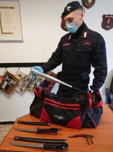 Una mazza e riproduzioni di armi nel borsone: tre minori denunciati