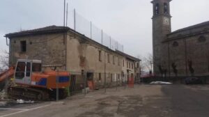 Addio alla canonica: “Immobile in pessime condizioni”