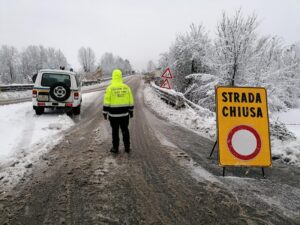 Con la neve tornano i disagi sulle strade (e in città)