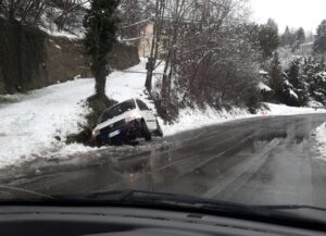 Incidente anche sulla Sp334: auto dell’Asl fuori strada