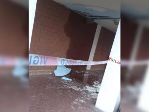 Palazzo Atc, cade il controsoffitto del porticato
