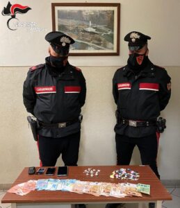 La fuga dello spacciatore finisce con un incidente: in manette dopo l’inseguimento
