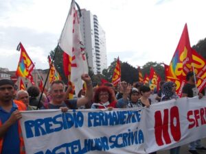 Manifestanti davanti al municipio di Tortona