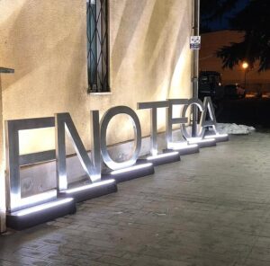 Enoteca,  all’ingresso un “gioiello” del design