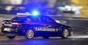 Inseguimento in paese e la fuggitiva imbocca la rotonda contromano
