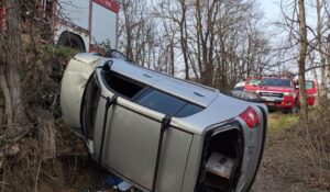 Auto finisce in un fosso lungo la Sp 210