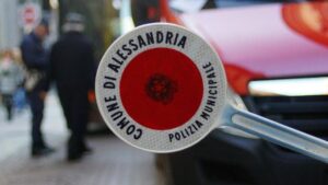 Quartiere Cristo: va contromano e colpisce diverse auto