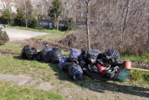 Volontari civici, puliti 500 metri di fossi: 50 sacchi di rifiuti