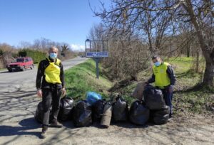 Volontari civici ancora in azione: stavolta recuperano un frigorifero
